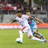 Baltazar Costa (SIO), gauche, lutte pour le ballon avec Uran Bislimi (LUG)